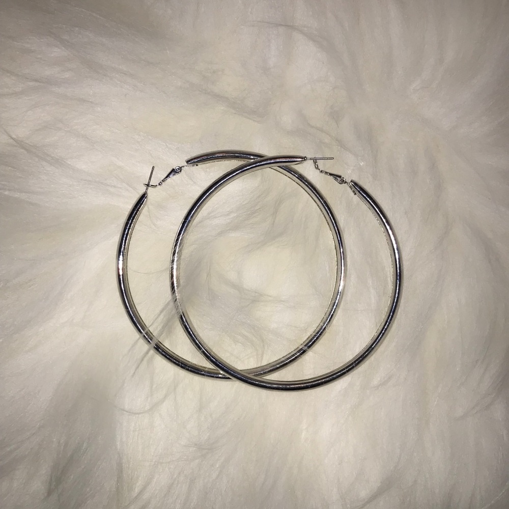 silver hoop earrings 🖤